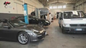 Auto da sogno e zero carte: nei guai un’officina fantasma