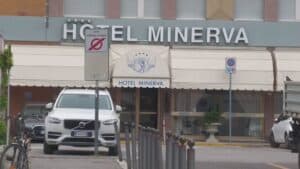 Rissa davanti all’Hotel Minerva: scatta una denuncia