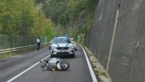 58enne contro un muro in Vespa, è grave