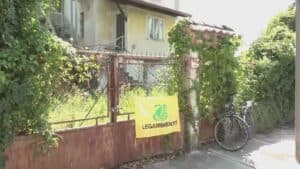 Flash mob di Legambiente, fabbricato pericolante a Udine sud