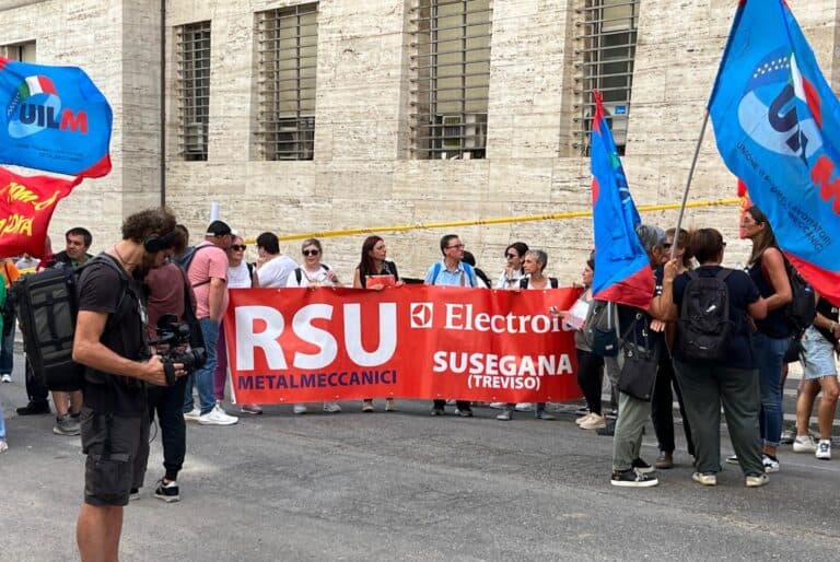 Crisi Electrolux, stop alle decisioni unilaterali: l’azienda dovrà rivedere il piano industriale