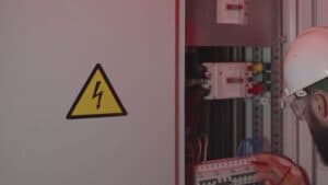 Allacci abusivi alla rete elettrica, quattro denunciati