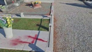 Vandalismo in cimitero: tombe imbrattate di rosso