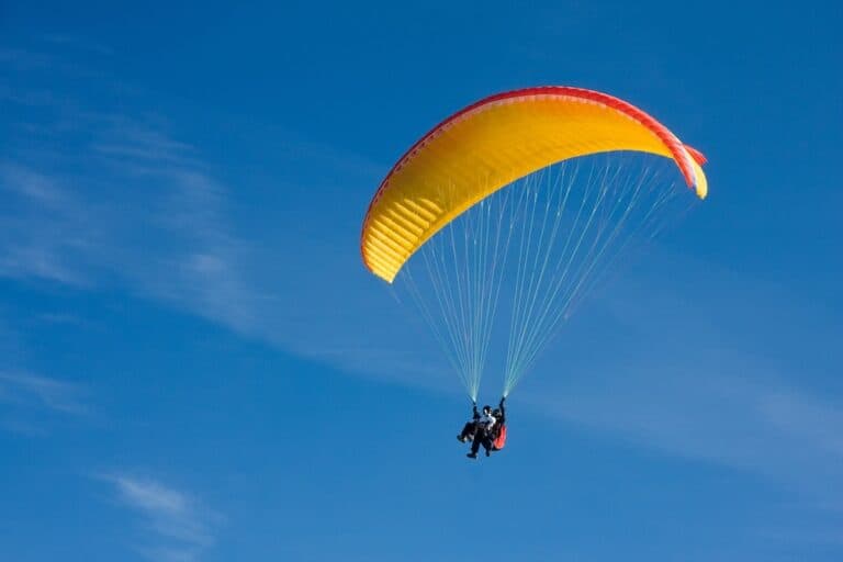 Precipita con il parapendio dopo il decollo dal Monte Valinis: 55enne trasportata in elicottero a Udine