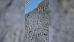 Cede un appiglio, alpinista precipita e muore davanti al compagno