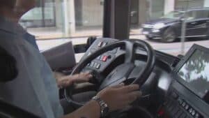 Prese l’autista del bus per il collo, condannato a un anno