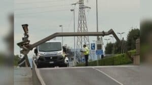 Tir abbatte portale del sottopasso, centrato furgone Mondialpol.