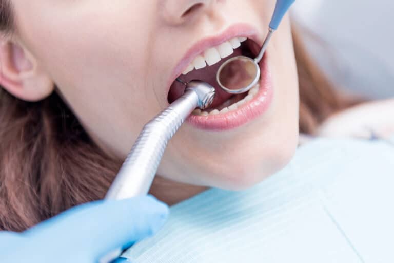 Finto dentista scoperto a Udine: curava pazienti in casa, i Nas sequestrano l’ambulatorio abusivo