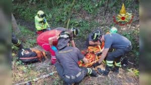 Sbalzato dalla moto, finisce sotto il ponte: è grave