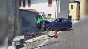 Auto si schianta contro un muretto, due feriti