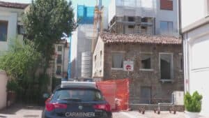 Cede il pavimento, operaio cade da due metri: è grave