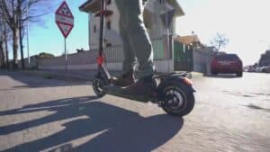 Monopattino senza targa e droga in tasca: sanzionato e segnalato
