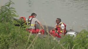 Tuffo dal ponte per una challenge social: è caccia a tre giovani