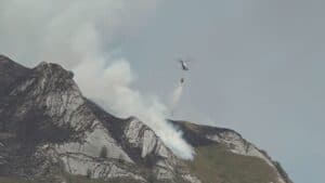 Ancora attivo ma sotto controllo l’incendio in Carnia