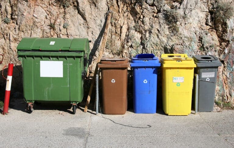 Pordenone, aiuto a negozi e artigiani: tariffa rifiuti dimezzata per chi subisce i cantieri