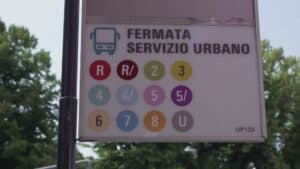 Si addormenta nella corriera, resta chiuso nel deposito