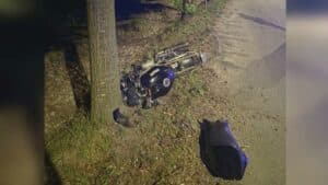 Perde il controllo della moto, finisce contro un albero: ferito