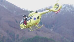 Precipita per 20 metri nel canalone, muore un escursionista