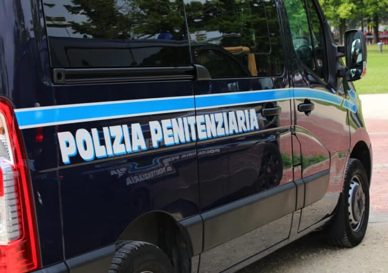 Carcere di Udine, detenuto aggredisce tre agenti: ispettore ferito al volto con un oggetto tagliente