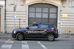 Cercano un giaciglio, ma negli spazi dei Carabinieri: denunciati