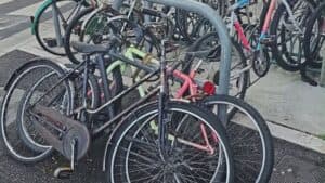 Monfalcone: sequestrate 22 bici legate a pali e segnaletica