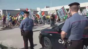Electrolux, lavoratori in trincea: “Se tagliano siamo rovinati”
