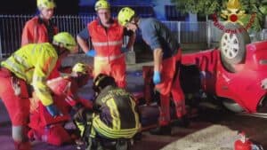 Auto si ribalta nella notte, giovane incastrato tra le lamiere