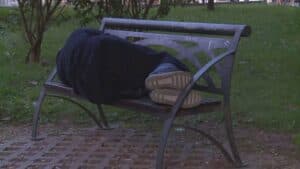 Senza casa e lavoro: “Da stanotte dormiamo in auto”