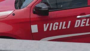 Incendio in casa, VVF salvano giovane privo di sensi