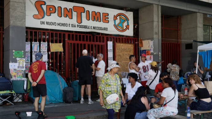 Spin Time, la proprietà stanzia 500mila euro per l'emergenza abitativa. Gli attivisti: «Venda l'edificio»