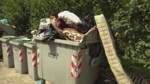 Quartiere Aurora pieno di rifiuti, la rabbia dei residenti