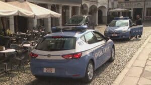 Rapina un anziano, poi tenta di nascondersi: arrestato