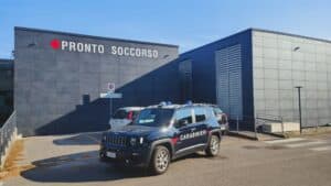 Panico al pronto soccorso: 54enne armato di spranga e coltello