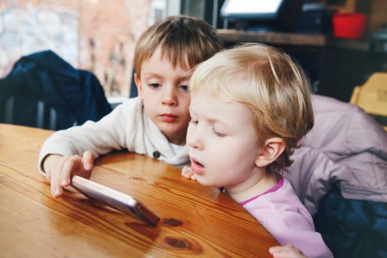 Bambini sempre più esposti a smartphone e tablet: in Fvg scatta la mobilitazione di sanitari e scuole