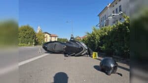 Scontro scooter-macchina, motociclista sbalzato per 15 metri