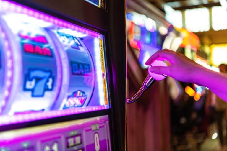 Gioco d’azzardo a Udine, stretta sugli orari dal 2026: nuove regole per tutelare giovani e anziani