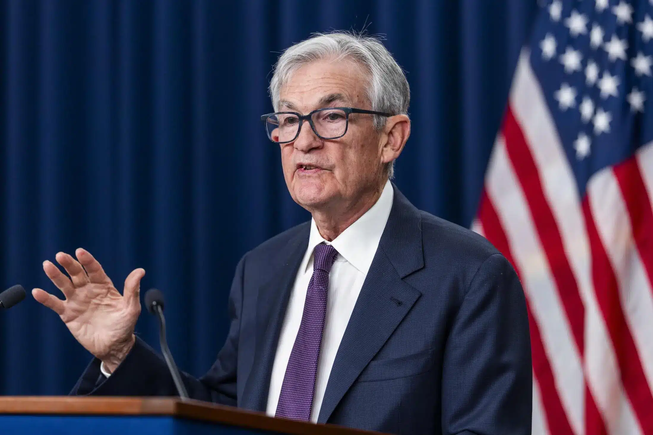 Fed lascia i tassi invariati: Fomc diviso e Powell avverte sull’indipendenza