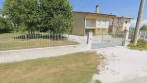 Malore nel cortile di casa, cade nella cisterna e muore