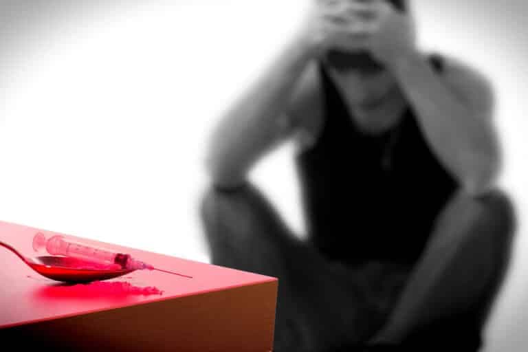 Trieste, tassista si gira durante la corsa e trova la cliente con una siringa in vena