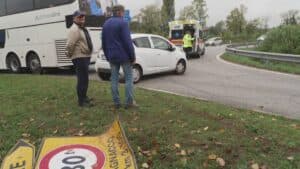 Auto carambola contro corriera, ferita una donna