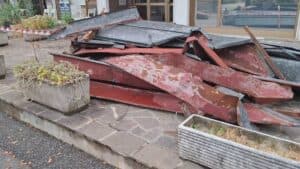 Gorizia: vento devasta tetto, quintali di metallo a terra