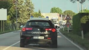 Evade dai domiciliari e aggredisce una donna: arrestato