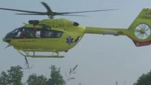 Carico di legna si stacca dalla gru e lo travolge: grave 57enne