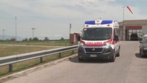 Carrello si stacca dal bus e centra auto: sfiorata la tragedia