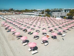 GIT ‘spiaggia rosa’ anche nel 2026: 130 ombrelloni per sostenere AIRC