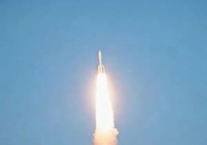 La Cina lancia in orbita nove satelliti dalle acque al largo di Shanghai