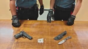 Lite tra conviventi: sequestrati coltello, droga e pistola