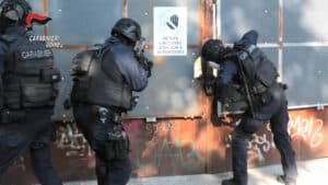 Operazione antidroga all’alba nell’ex Safau a Udine, 15 arresti e chili di droga sequestrati