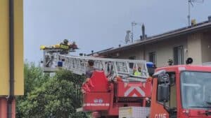 Scivola dal tetto di casa, precipita sul porticato: è grave