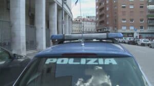 Trieste, picchiato e minacciato con pistola in casa